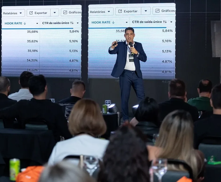 Lucio Artes no palco, com o Gerenciador de Anúncios aberto no telão